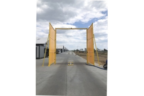 Brama dezynfekcyjna z osłonami od wiatru brama_bioasekuracyjna